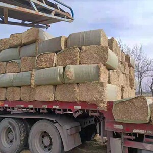 小麦秸秆干草 马牛羊驴鹿草料 揉丝粉碎压块 干牧草料