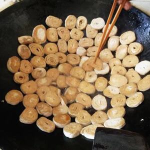 河南信阳罗山新县光山土特产臭豆腐卷农家手工制作带毛臭豆腐煎制