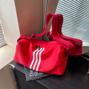 牛津布包包女2024新款时尚运动健身包短途旅行单肩包红色斜挎女包