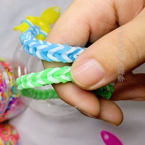 彩色小皮筋编手绳彩虹编织橡皮筋手链儿童小皮筋制作扎头发圈手环
