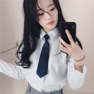 女士打领带衬衫