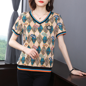 中年妈妈衣服印花短袖t恤女夏装宽松洋气半袖小衫女士大码v领上衣