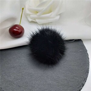 黑色毛球胸针