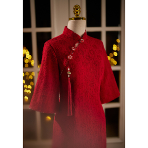 红色旗袍敬酒服喜婆婆婚宴装2024新款冬季结婚礼服妈妈蕾丝倒大袖