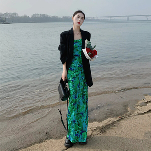 今年流行漂亮茶系穿搭一整套高端精致绿色碎花连衣裙黑色西装套装