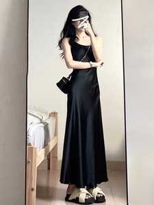 法式黑色赫本风吊带连衣裙子女装夏季高级感修身小妈裙包臀长裙子