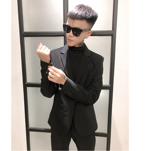 精神社会小伙紧身外套