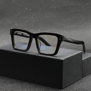 粗框变色眼镜男