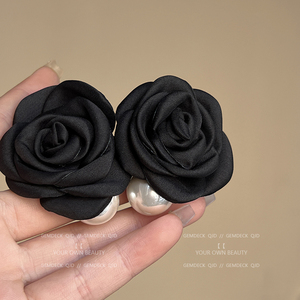 法式黑色缎面立体玫瑰耳环复古港风超仙小众设计夸张花朵珍珠耳饰