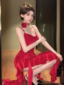 辣妹性感丝绒吊带连衣裙子女夏季不规则红色生日礼服高级质感长裙