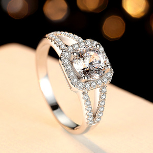 周大福焕美正品d色莫桑石钻戒女一克拉方形钻石戒指情侣公主方求