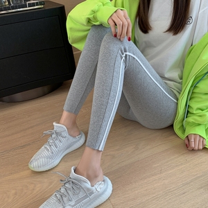 女生紧身裤白杠