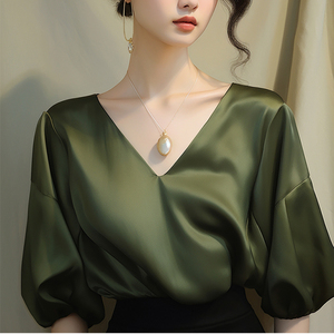 时尚高级感韩版设计绿色缎面短袖上衣女夏款法式优雅小众减龄衬衣