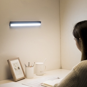 宿舍灯床上悬挂式贴墙自粘大学学生寝室用灯充电挂式吸铁酷毙灯.