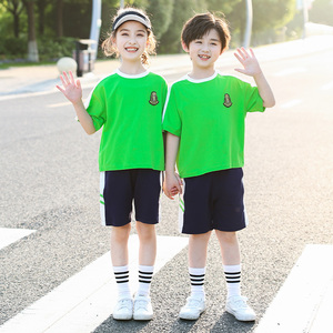 绿色校服裤子小学生