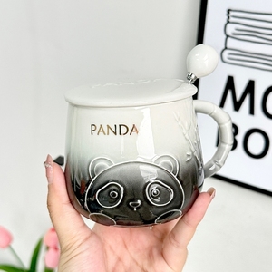 浮雕熊猫杯子可爱高颜值陶瓷情侣礼物马克杯家用办公室杯子带盖勺