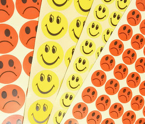 不干胶表情贴纸圆形黄色笑脸红色哭脸不高兴表情粘贴心情日记标签