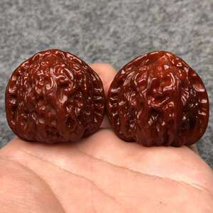 做旧文玩核桃白狮子机刷包浆玉化闷尖狮子头练手麻核桃尺寸40左右