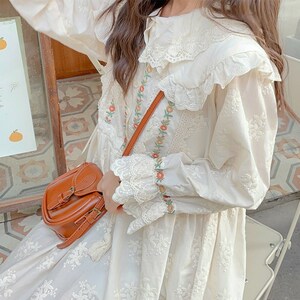 花拾光森系女装甜美刺绣蕾丝连衣裙女日系娃娃领收腰显瘦气质a字