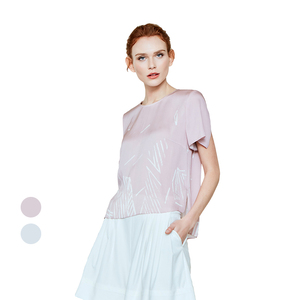 浅色上衣女秋冬