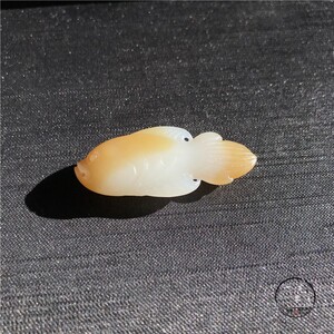 和田玉糖白俏色小金鱼吊坠新疆且末料白玉糖玉年年有余玉石坠挂件