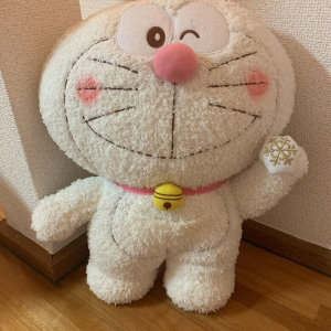 日本购现货新机器猫哆e啦a梦眨眼冬季白色雪花招手款可爱布娃娃礼