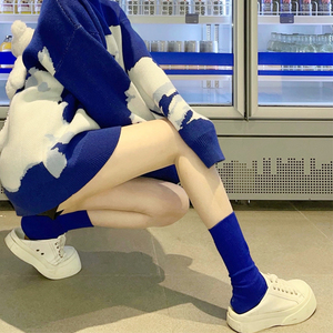 克莱因蓝袜子配鲨鱼裤的长袜搭配老爹鞋情侣长筒袜男中筒女长简秋