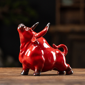 创意陶瓷红色招财小牛茶宠陶瓷牛气冲天客厅桌面装饰品家居牛摆件