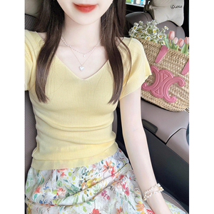 多巴胺修身短款黄色v领针织短袖T恤女夏季高腰浪漫剪花半裙两件套