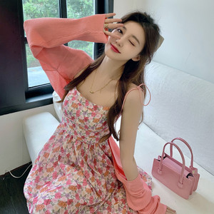 蜜桃粉碎花吊带连衣裙女夏季设计感小众外搭宽松短款防晒针织开衫