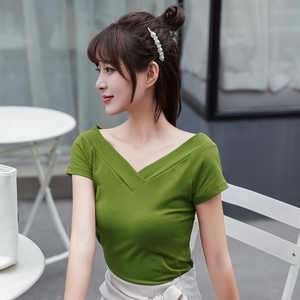果绿色上衣女v
