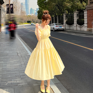 鹅黄色连衣裙女夏季法式方领泡泡袖梨形身材高腰收腰显瘦a字长裙