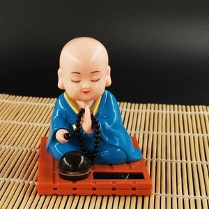 新款太阳能小和尚摇头敲木鱼禅意点头公仔小沙弥玩偶创意车载摆件
