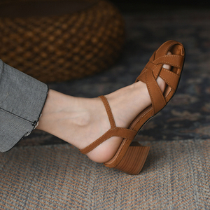 法式文艺编织镂空包头凉鞋女粗跟2024夏真皮棕色中跟外穿罗马女鞋