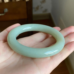 和田玉且末蓝奶蓝色圆条手镯 质地细腻油糯 光泽温润柔和 附证书