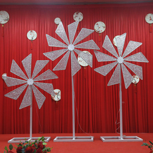 新款铁艺婚礼舞台大型屏风架子旋转风车布置摆件路引背景婚庆道具