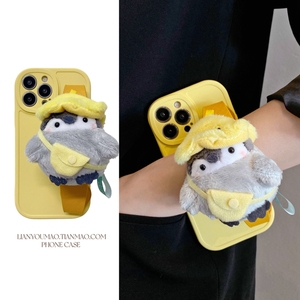 可爱呆萌黄色企鹅手腕带适用iphone14promax苹果15手机壳13可背带12斜挎11挂绳xsmar个性xr小众7p卡通8plus