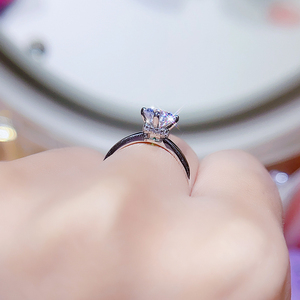 18k铂金经典四爪圆拖戒指女d色莫桑石仿真钻戒送女友求婚戒1克拉