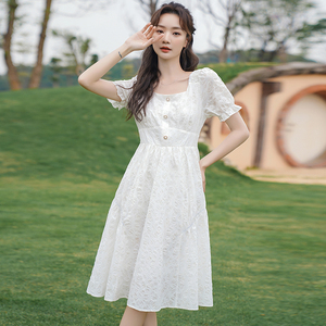 白色蕾丝连衣裙女方领短袖2024夏装新款喇叭袖小清新收腰法式裙子