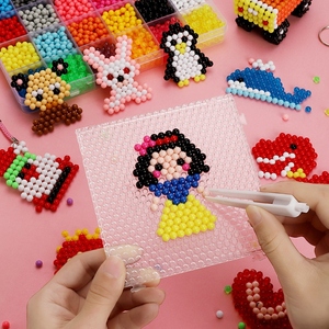 儿童珠子拼图女孩