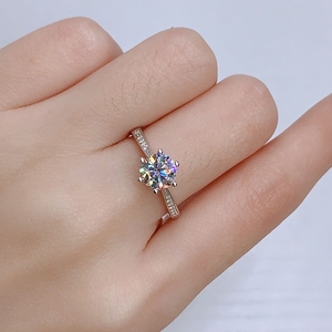 18k白金莫桑钻石戒指女微镶皇冠经典六爪钻戒婚戒1克拉均码可调节