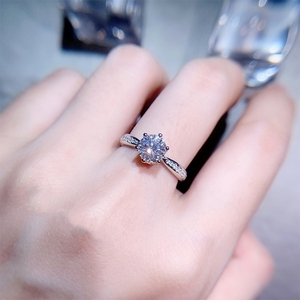 18k白金莫桑钻石戒指女微镶皇冠经典六爪钻戒婚戒1克拉均码可调节