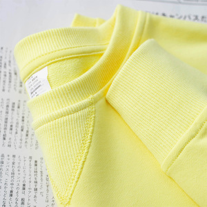 淡黄色圆领打底衫