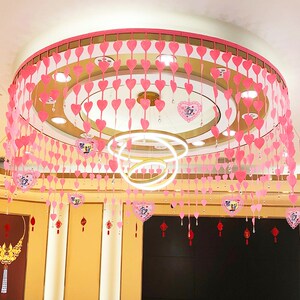 三八妇女节装饰珠宝店室内屋顶吊顶心形拉花浪漫场景氛围场景布置