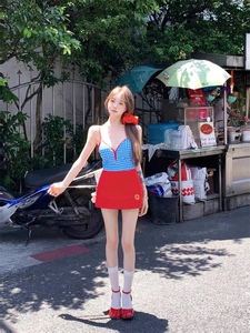韩剧女主穿搭泳衣女蓝格子红裙子新款辣妹高级感两件套小个子显高