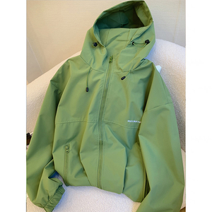 绿色工装连帽短外套女春秋季美式复古设计感小众小个子防嗮冲锋衣