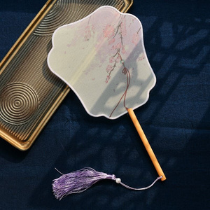 配旗袍的团扇复古风古代古装道具圆扇古风扇舞蹈扇古典长柄宫扇