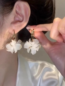 超仙白色花朵耳环女韩版时尚个性小众设计感气质甜美百搭耳饰