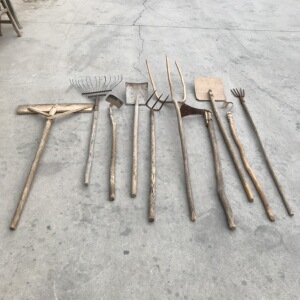 民俗怀旧老物件老旧农具农耕工具架子木叉锄头农家院装饰道具摆件