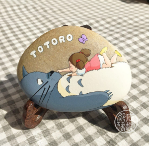 石趣部落原创手绘石头画 创意礼物 生日 龙猫和雅子 宫崎骏 萌